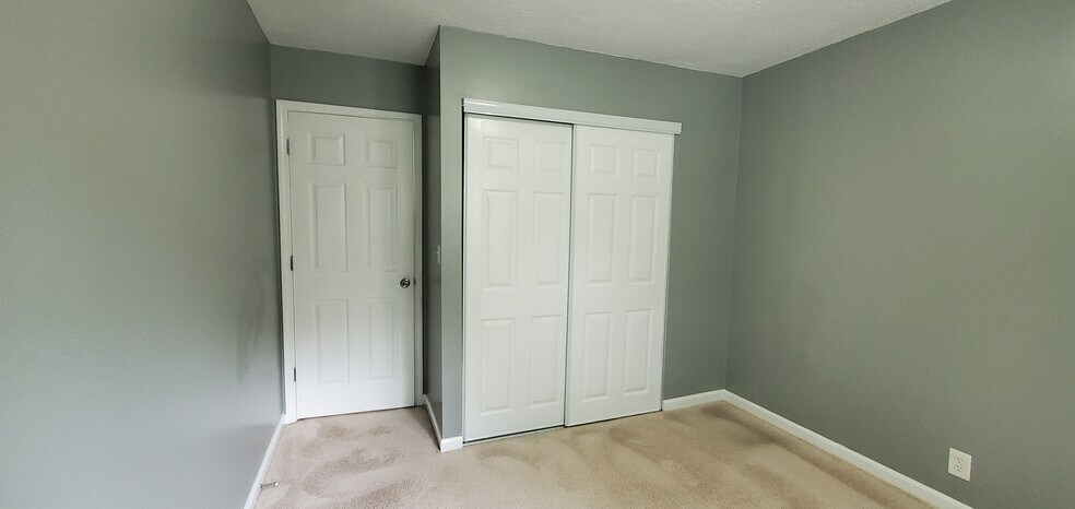 Bedroom #1 with closet - 313 Britanna Dr