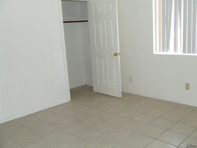 Building Photo - 1222 W 17th Pl