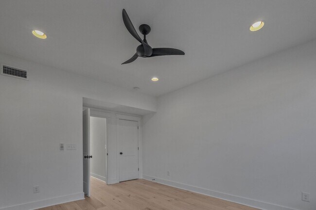 Building Photo - Available March Move In!!! Beautiful 3 Bedroom, 3.5 Bath Townhouse in East Nashville! Rooftop dec...