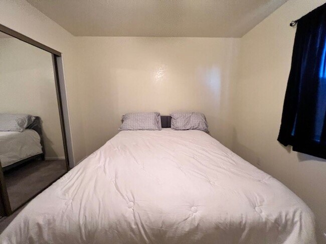 Building Photo - 3 Br 2Ba House with Garage and fenced yard**FURNISHED**