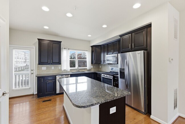 Building Photo - Amazing 4 BR/3.5 BA Townhome in Riverdale!