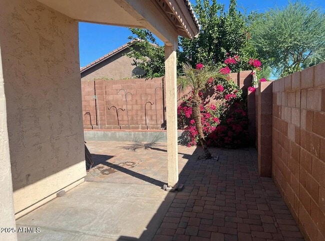 Building Photo - 2221 E Union Hills Dr