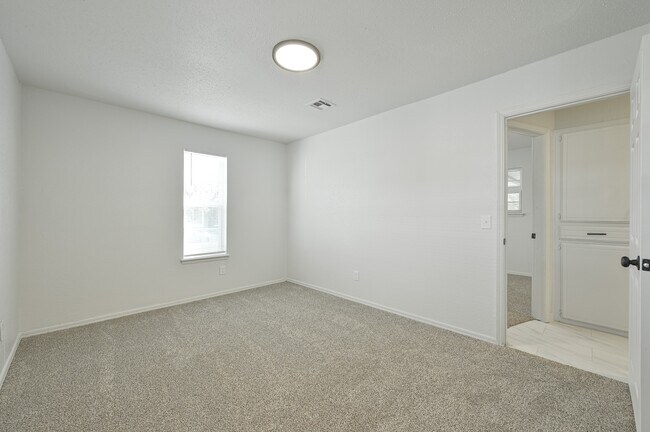 Building Photo - 2525 SE 47th St