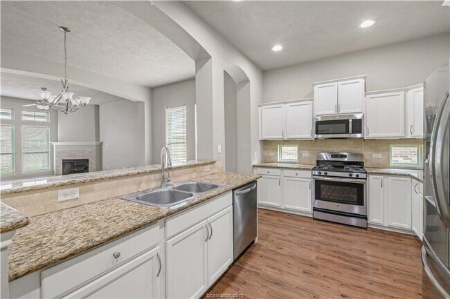 Building Photo - Available NOW! 3/2 in highly desirable Creek Meadows!!