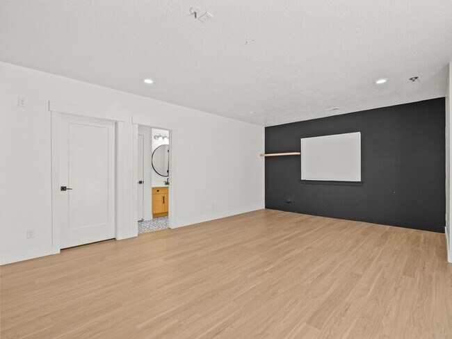 Building Photo - 5 Bed / 3.5 Bath Home in Saratoga Springs – Spacious Living Near Utah Lake