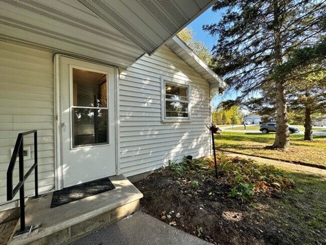Building Photo - 2202 Sunny Ln