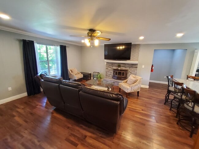 Building Photo - Sevierville 37862 - Showings begin July 11, 2026 - Fully Furnished! Long term or 3 Month Lease Co...