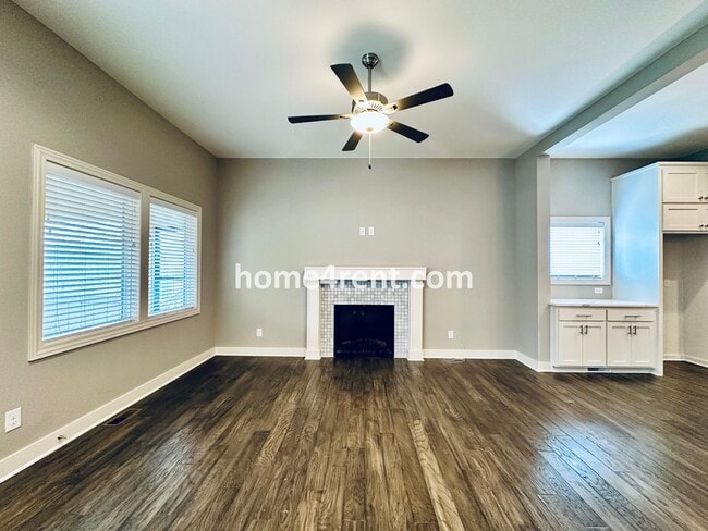 Building Photo - Stunning, Maintenance Free Townhome in Desoto w/ an Elegant Kitchen and Wood Floors Throughout!