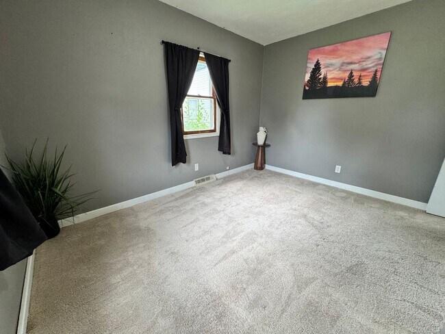 Building Photo - 3 Bed, 1 Bath Home for rent in Elk Run Heights