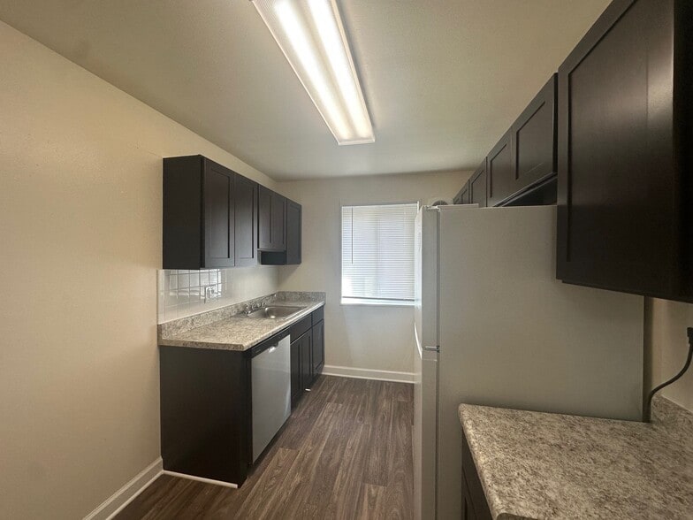 Building Photo - White Oak Garden Apartments