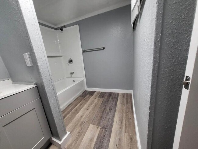 Building Photo - 814 S Kern Ave