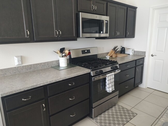 Building Photo - ALL Utilities INCLUDED