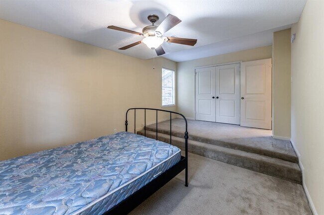 Building Photo - 422 River Oaks Dr
