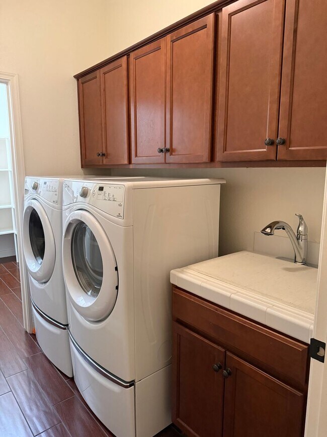 Building Photo - Move-in Ready!