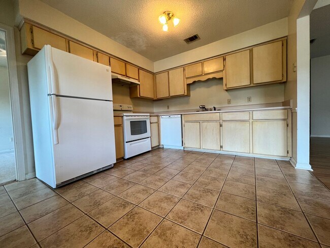 Building Photo - AVAILABLE EARLY APRIL 2026! (No Pets)