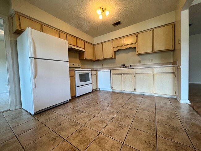 Building Photo - AVAILABLE LATE MARCH 2026! (No Pets)