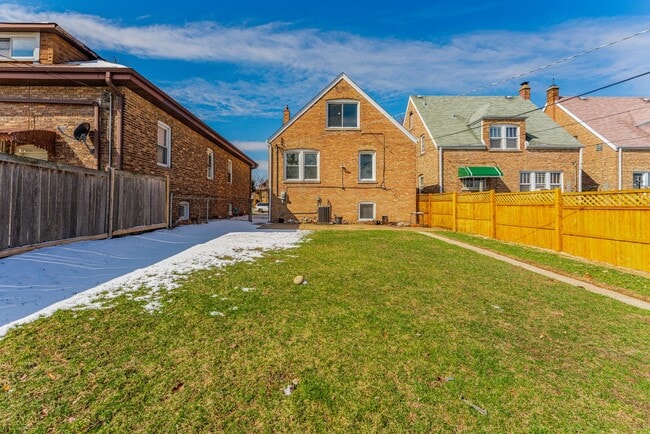 Building Photo - 2817 Maple Ave