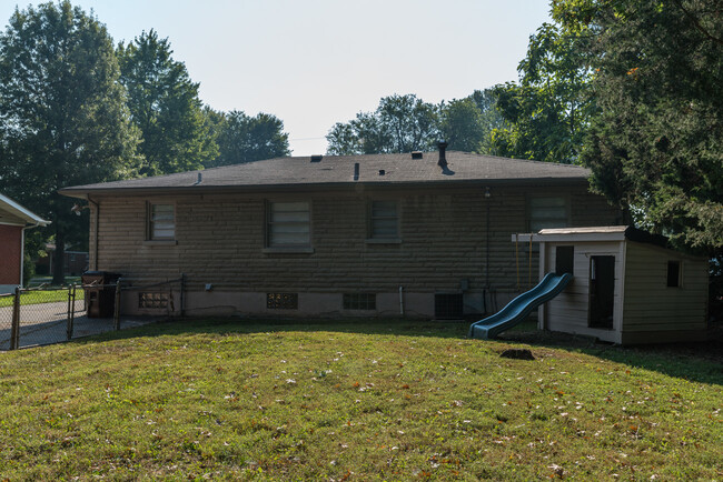Building Photo - Super 3-brm stone ranch with basement, det...