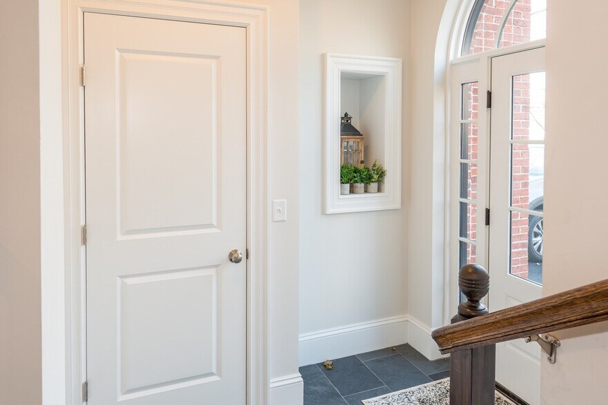 Building Photo - 2044 Beacon St