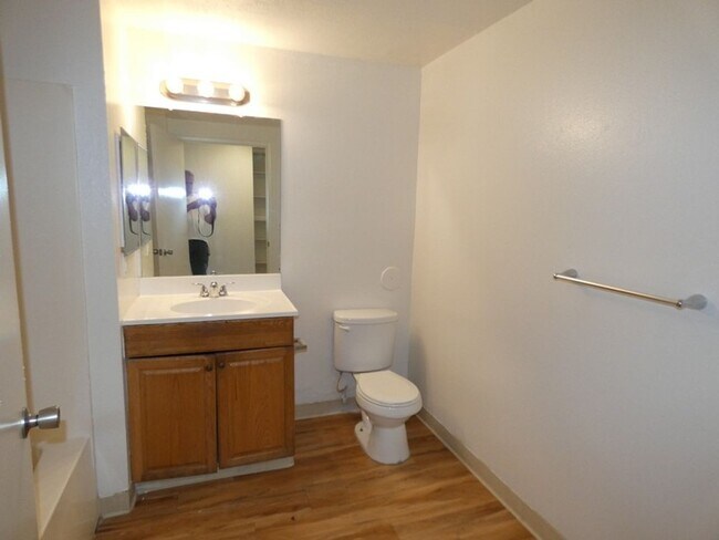 Building Photo - Oakwood Village Apartments