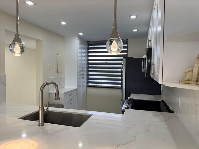 Building Photo - 1520 Whitehall Dr