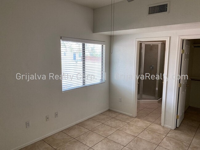 Building Photo - 1415 E Elm St