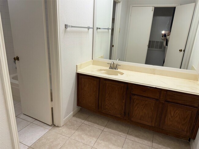 Building Photo - 2121 El Paseo St