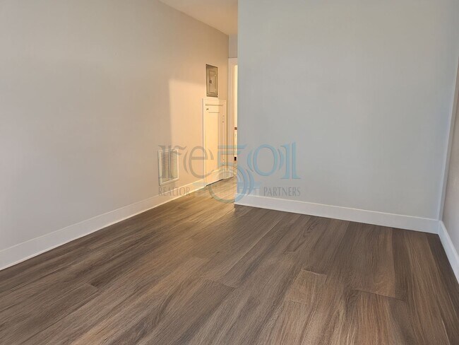 Building Photo - Cozy Apartment located near UAMS!