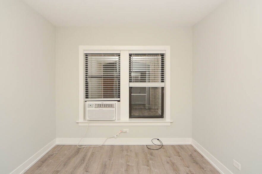 Building Photo - 714 W Brompton Ave