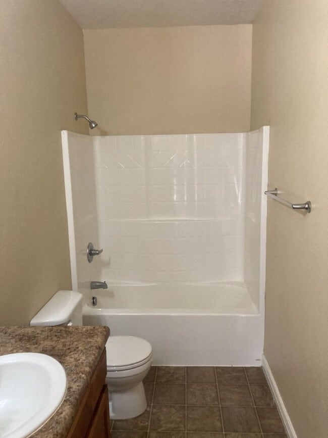 Building Photo - 3 Bed - 2 Bath, 1 Car Garage Single Level ...