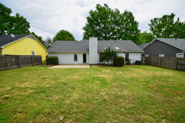 Building Photo - Cute home with great curb appeal near Wolf...