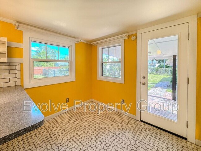 Building Photo - 931 Shine Ave