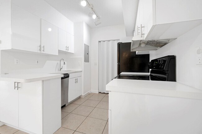Building Photo - SPACIOUS 2/2 UNIT CENTRALLY LOCATED
