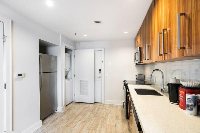 Building Photo - 925 Common St