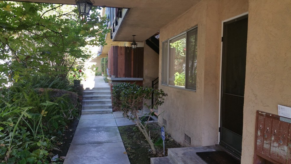 Building Walkway - 131 W 64th Pl