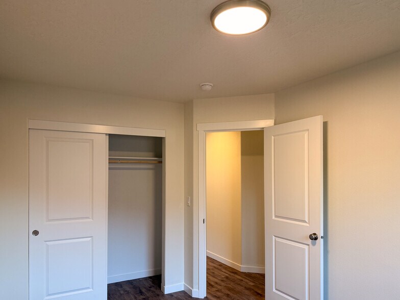 Building Photo - 507 NW Hillcrest Dr