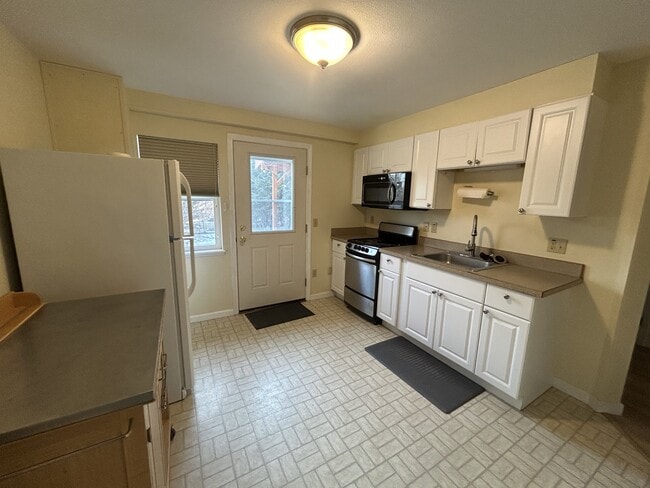 Building Photo - 4032 Beluga Cir