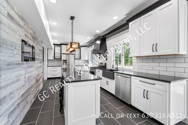Building Photo - 590 Golfers Ln