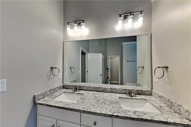 Building Photo - 131 Trellis Ct