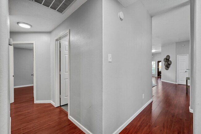 Building Photo - 5714 Overton Park Dr