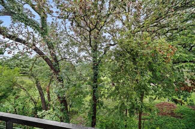 Building Photo - 2bed 2 bath contemporary condo overlooking the Waveland Golf Course