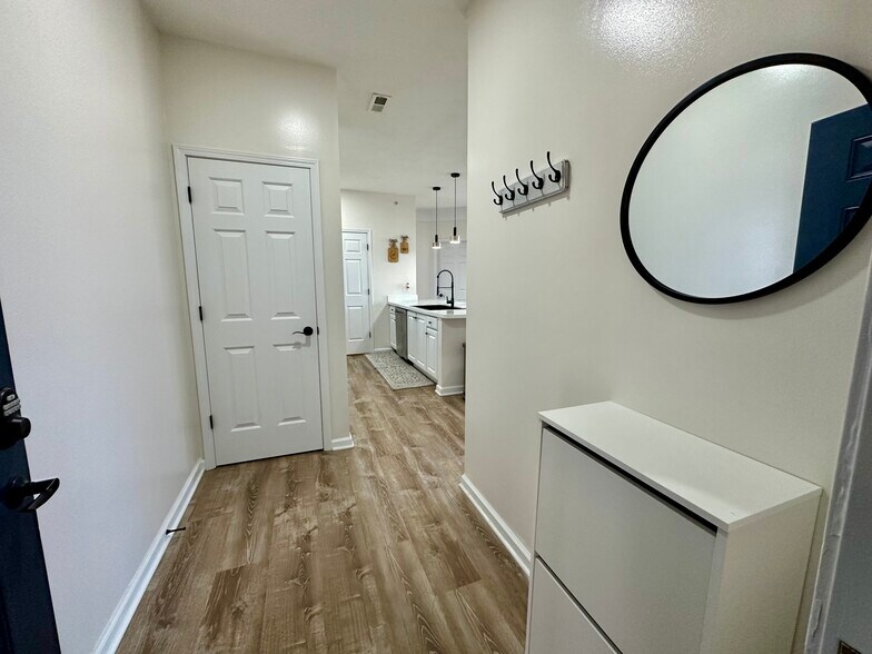 Building Photo - 1901 N Lincoln Ave