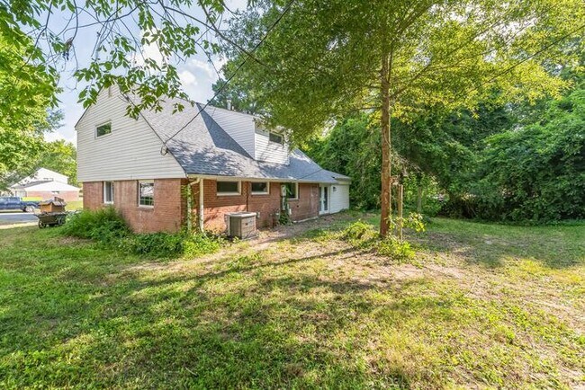 Building Photo - 9302 Holbrook Dr