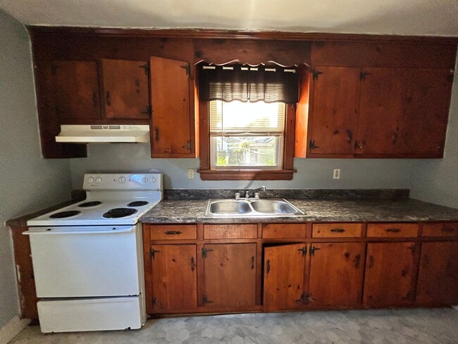 Building Photo - Cozy 2 Bedroom Home in Manchester Availabl...