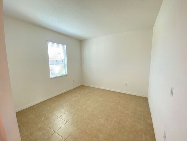 Building Photo - Carlisle Grand-120 Seville Dr Davenport, F...