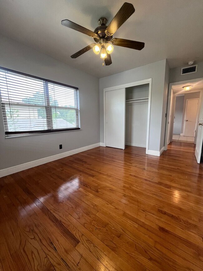 Building Photo - 3808-3808 W El Prado Blvd