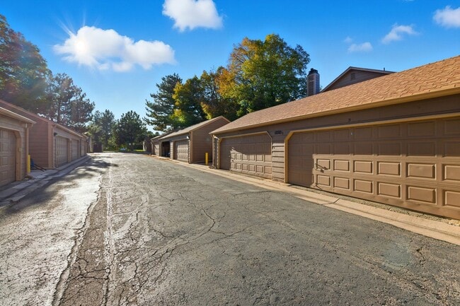 Building Photo - Deer Pointe Village Townhome Feautures 2 P...