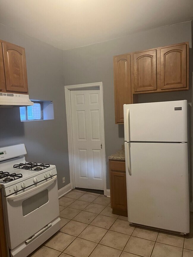 Building Photo - Spacious 3 bedroom 1.5 Bathroom Townhome