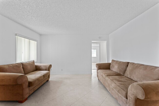 Building Photo - 142 Lake Pine Cir