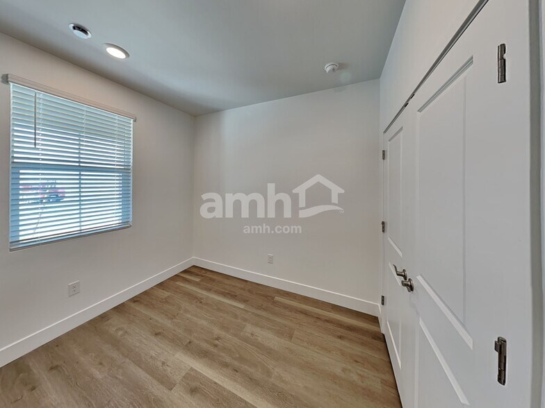 Building Photo - 9596 Harkes Dr